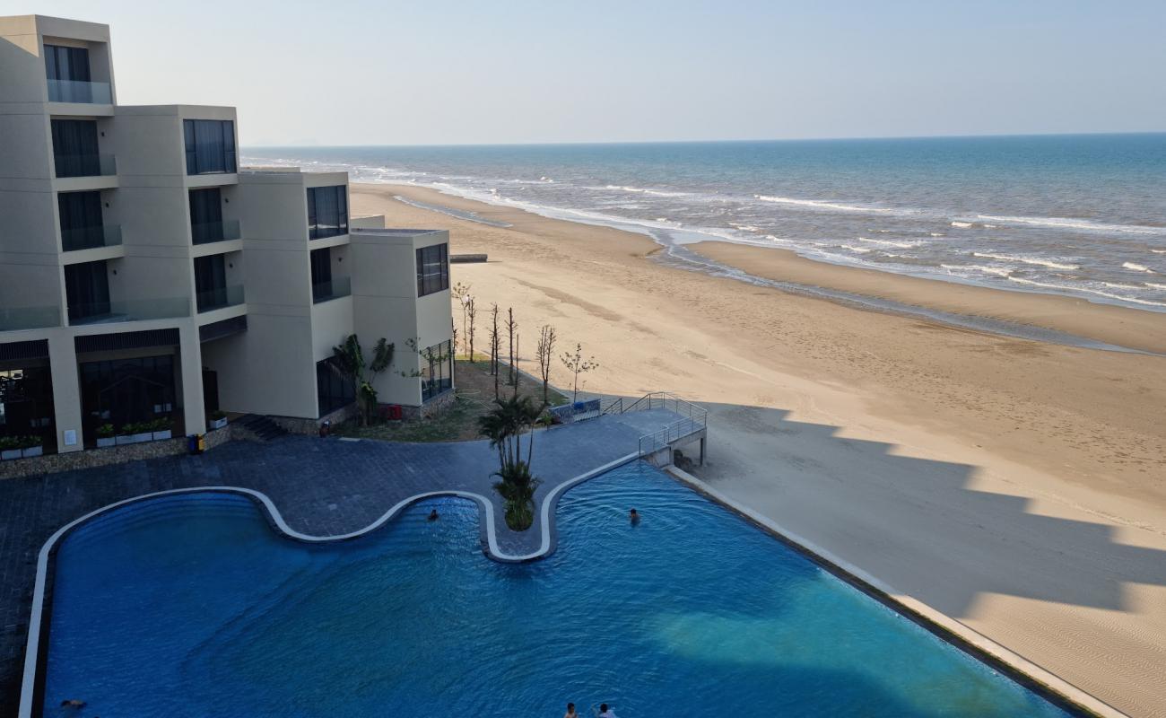 Photo de Van Hai Beach avec sable beige de surface