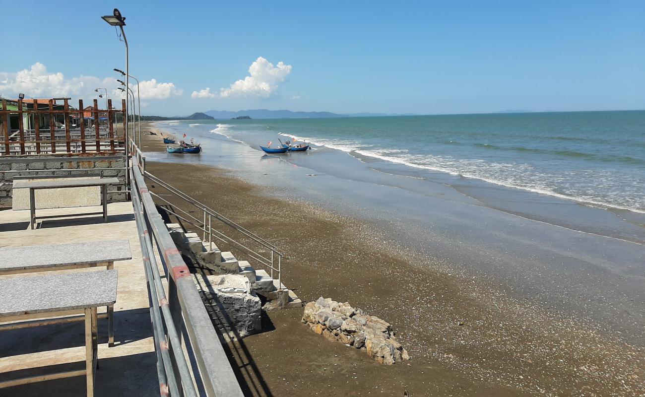 Photo de Quynh Nghia Beach avec sable lumineux de surface