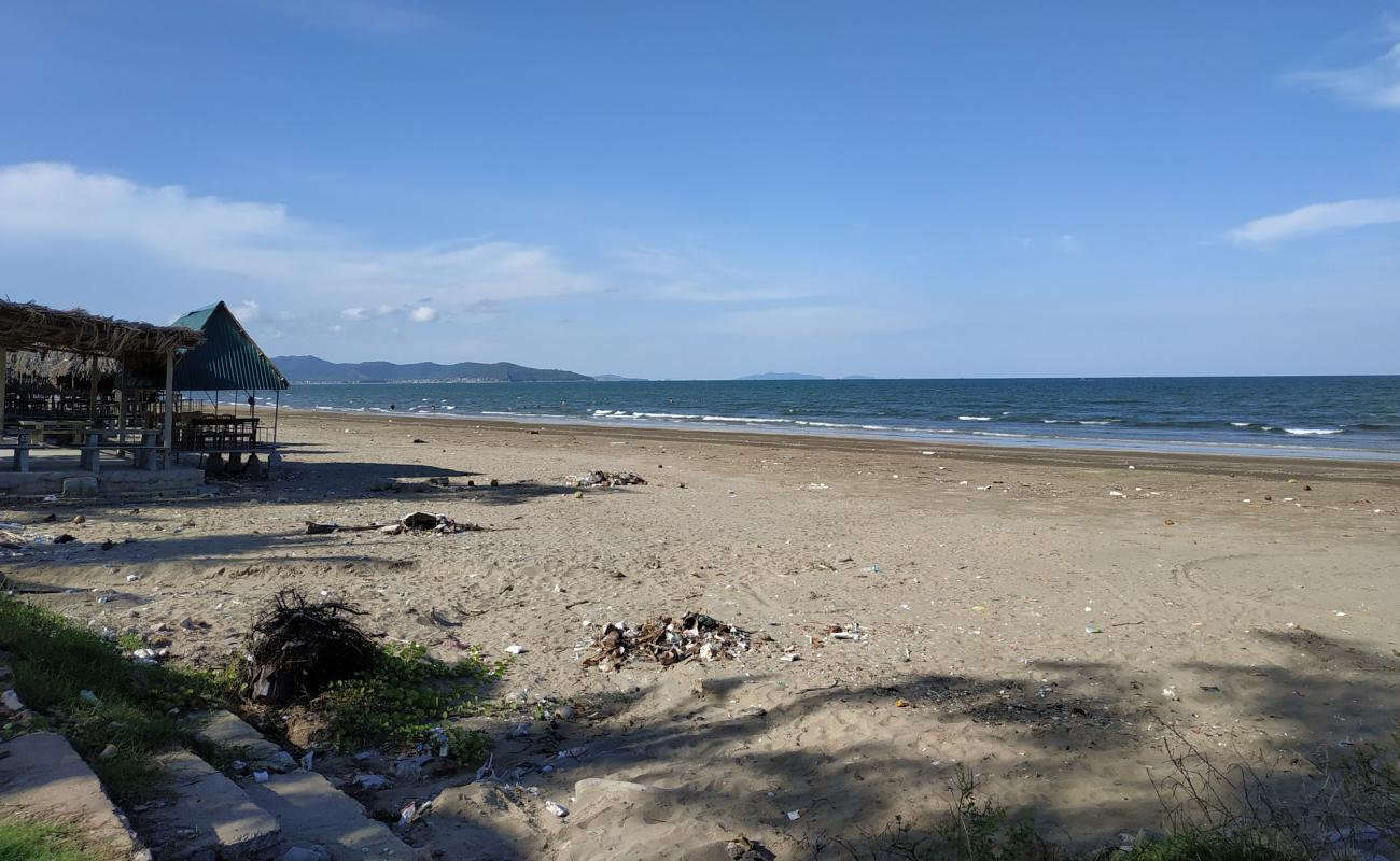 Photo de Quynh Bang Beach avec sable lumineux de surface