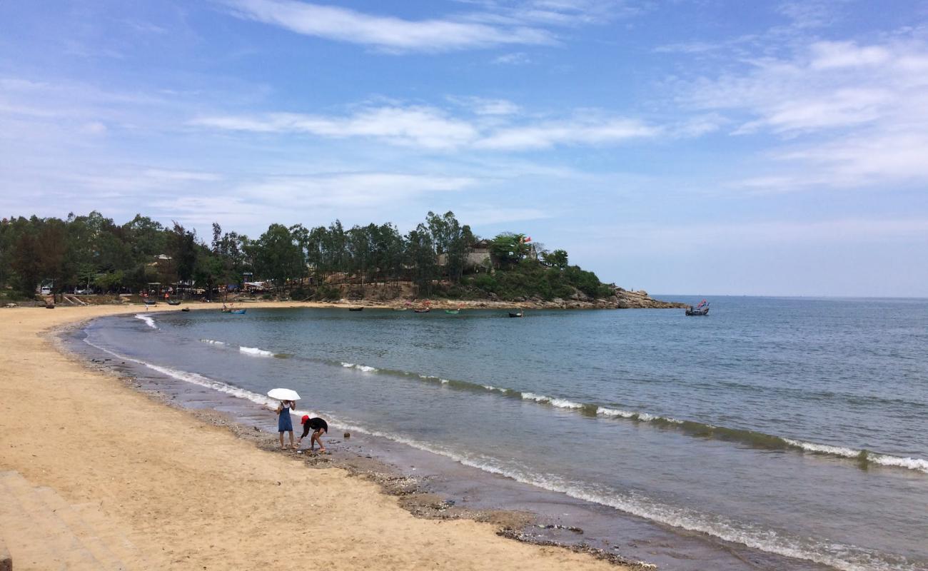 Photo de Quynh Phuong beach avec sable lumineux de surface