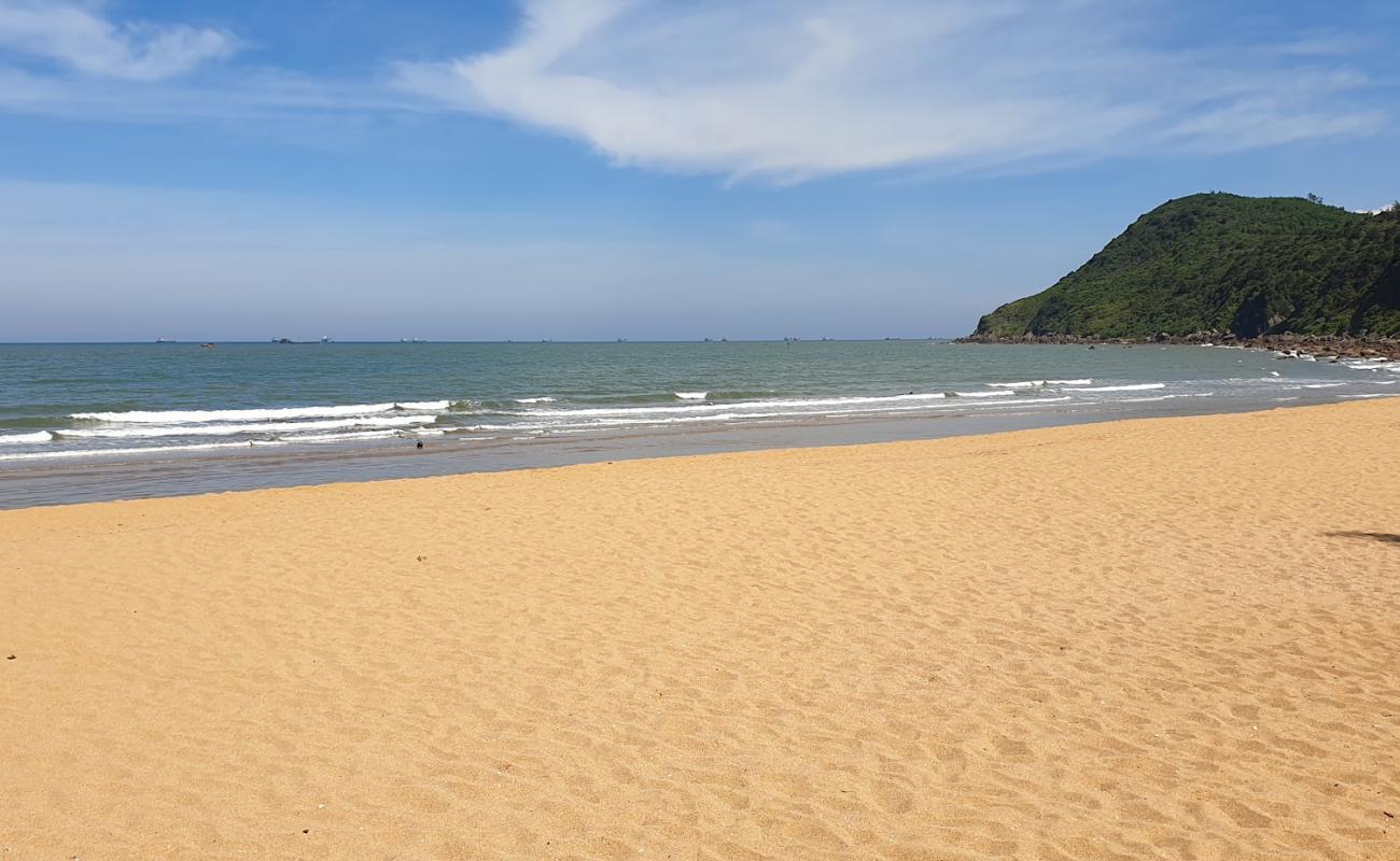 Photo de Bai Dong Beach avec sable fin et lumineux de surface