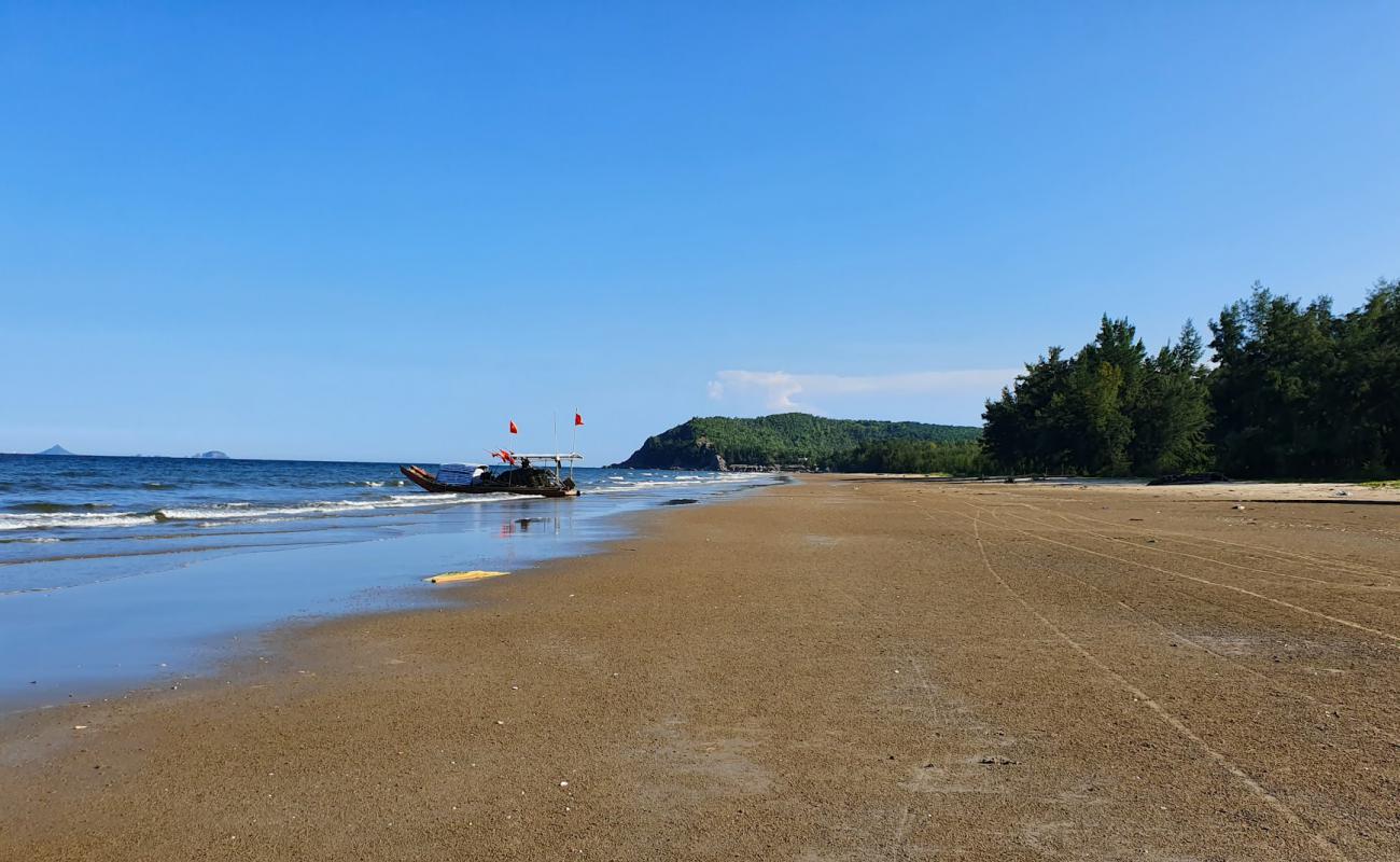 Photo de Hai Hoa Beach avec sable beige de surface