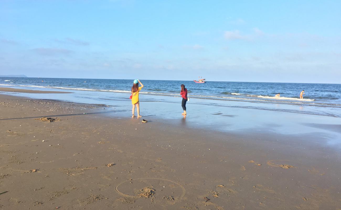 Photo de Quang Loi beach avec sable lumineux de surface