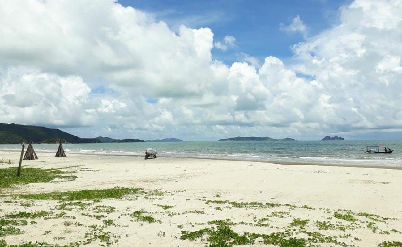 Photo de Ngoc Vung Beach avec sable lumineux de surface