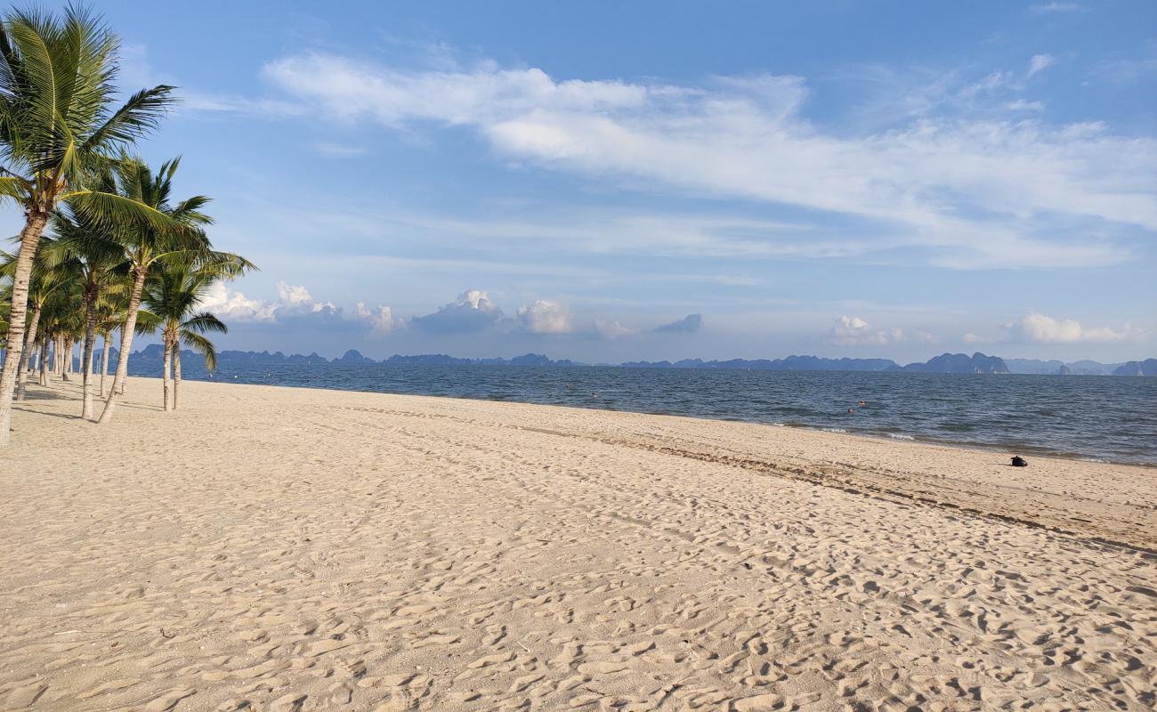 Photo de Bai Chay Beach avec sable beige de surface