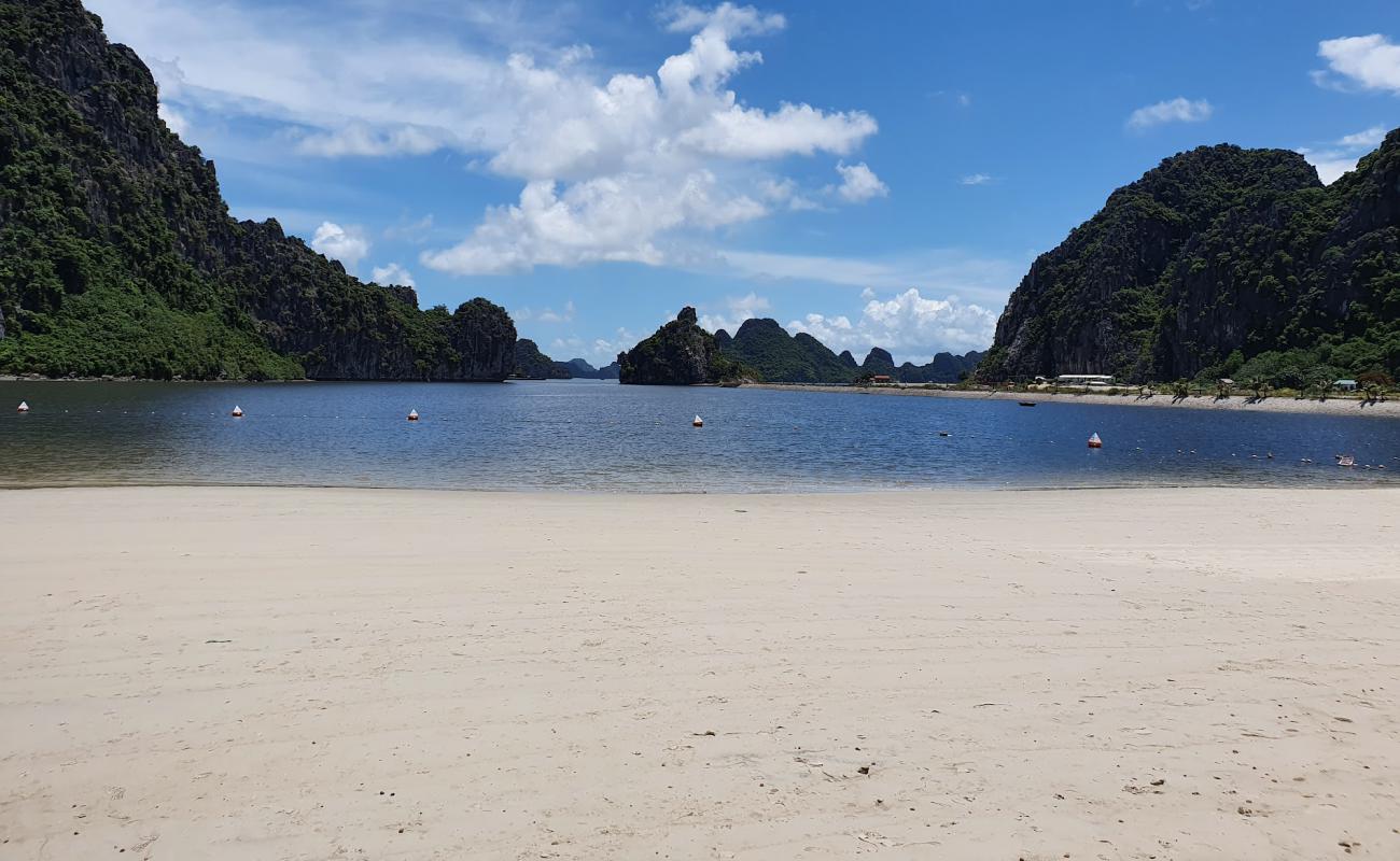 Photo de Quang Hong Beach avec sable beige de surface