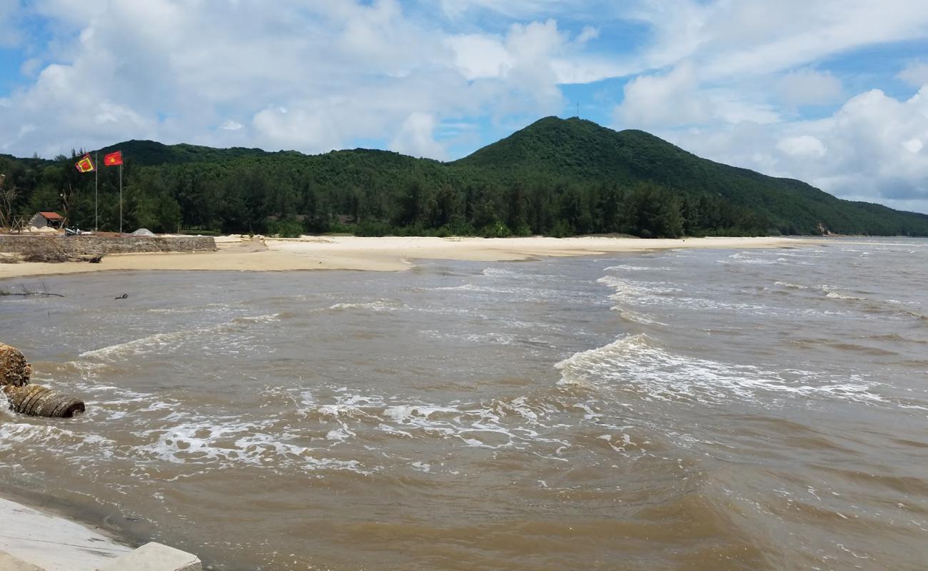 Photo de Quan Lan beach avec sable beige fin de surface