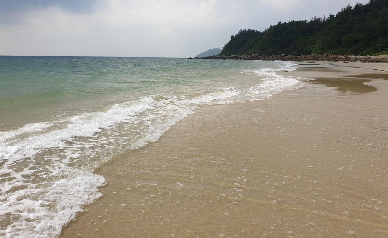 Photo de Son Hao Beach avec sable lumineux de surface