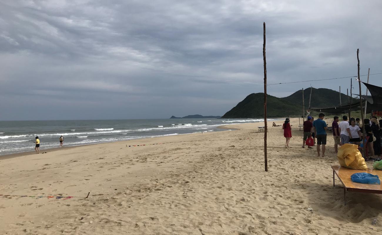 Photo de Minh Chau Beach avec sable beige de surface