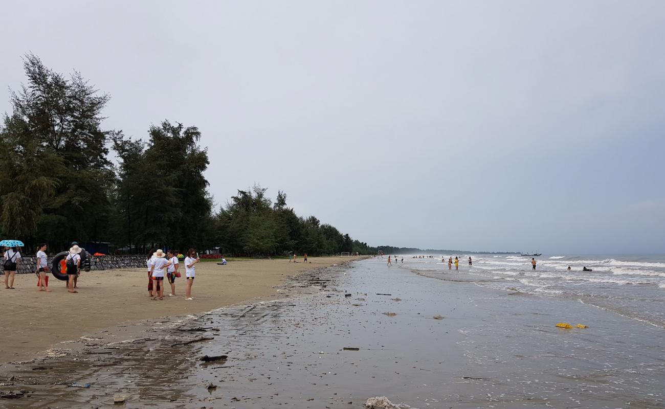 Photo de Tra Co Beach avec sable brun de surface