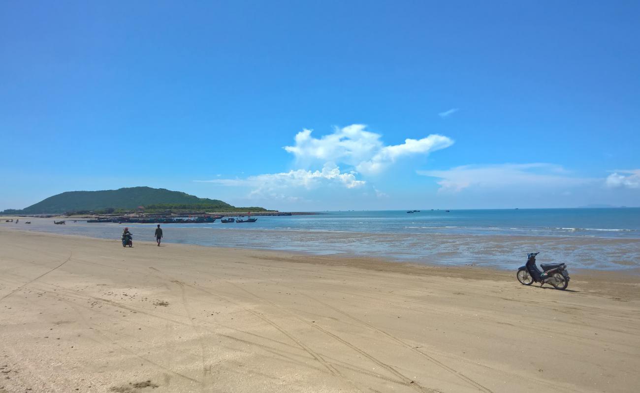 Photo de Dau Dong Beach avec sable brun de surface