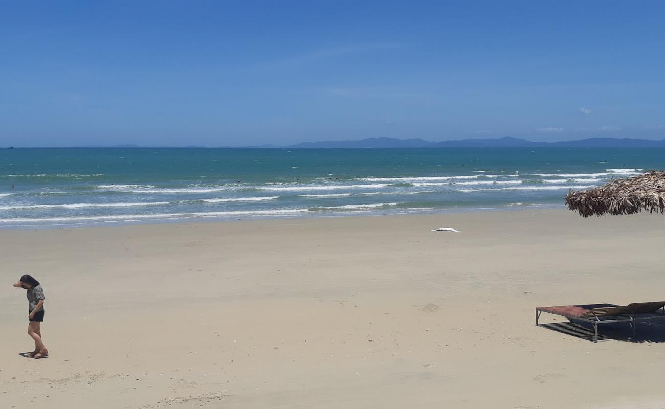 Photo de Tinh Yeu Beach avec sable lumineux de surface