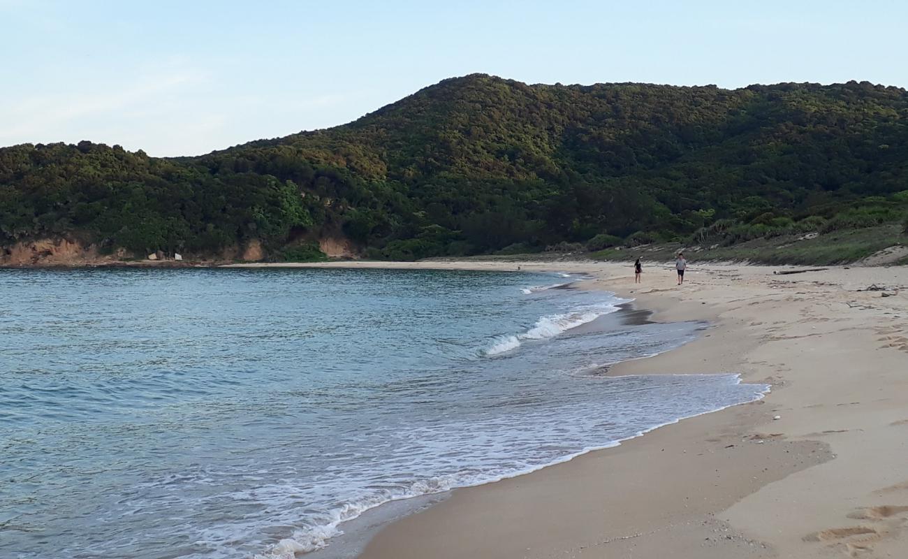 Photo de Ba Chau Beach avec sable beige de surface