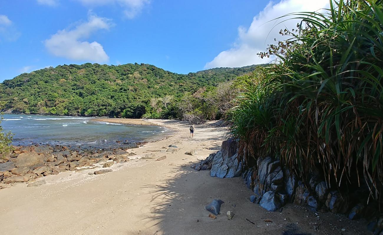 Photo de Dat Tham Beach avec sable beige & pierres de surface