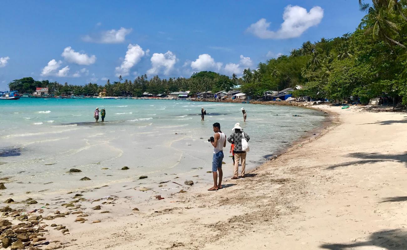 Photo de Hon Mau Beach avec sable beige de surface