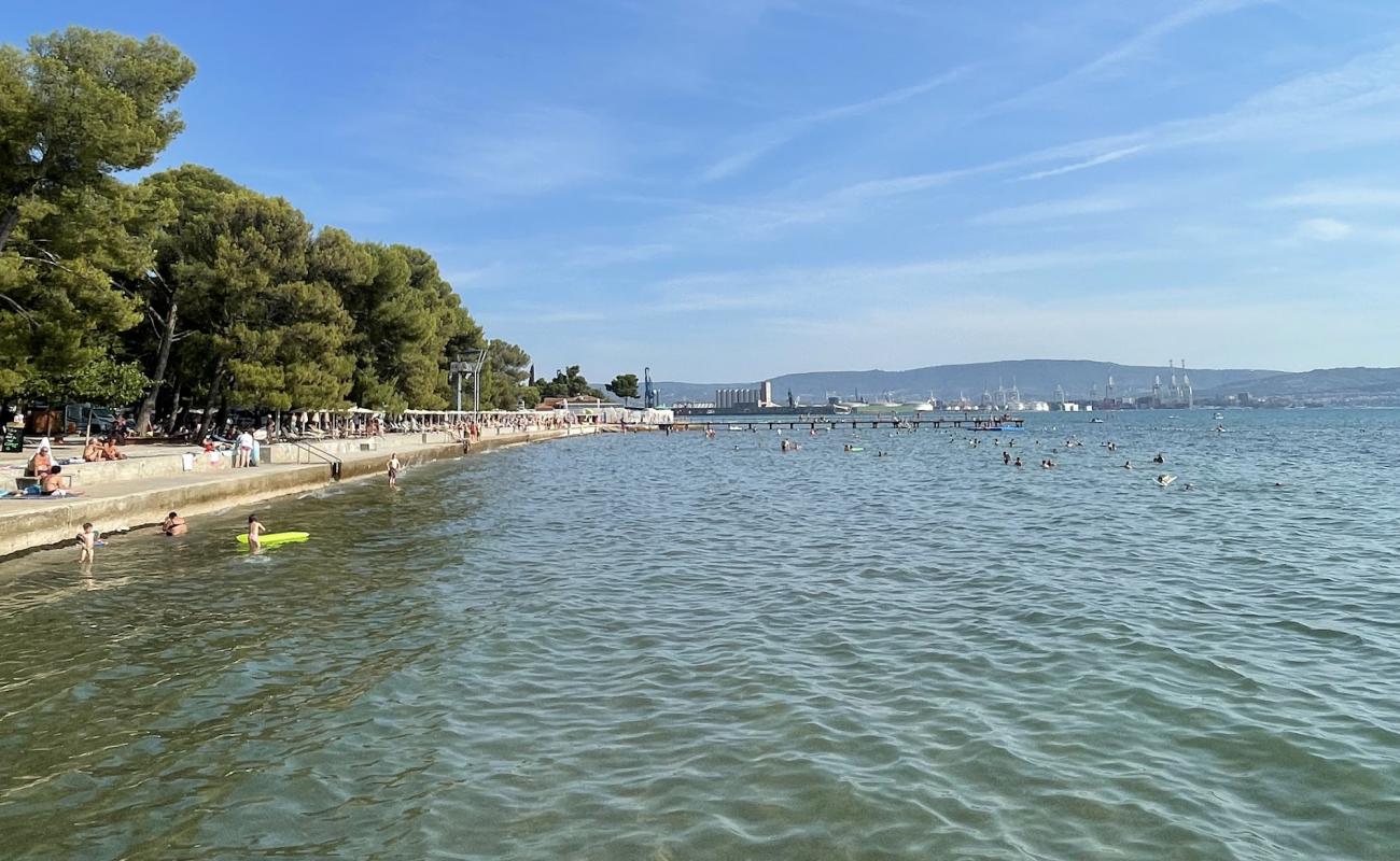 Photo de Ankaran Beach avec surface béton pavée de surface