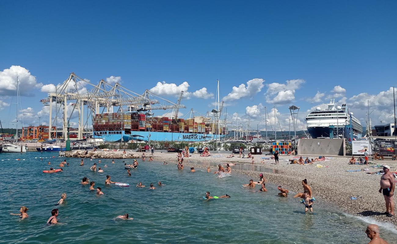 Photo de Koper Beach avec sable gris & galets de surface