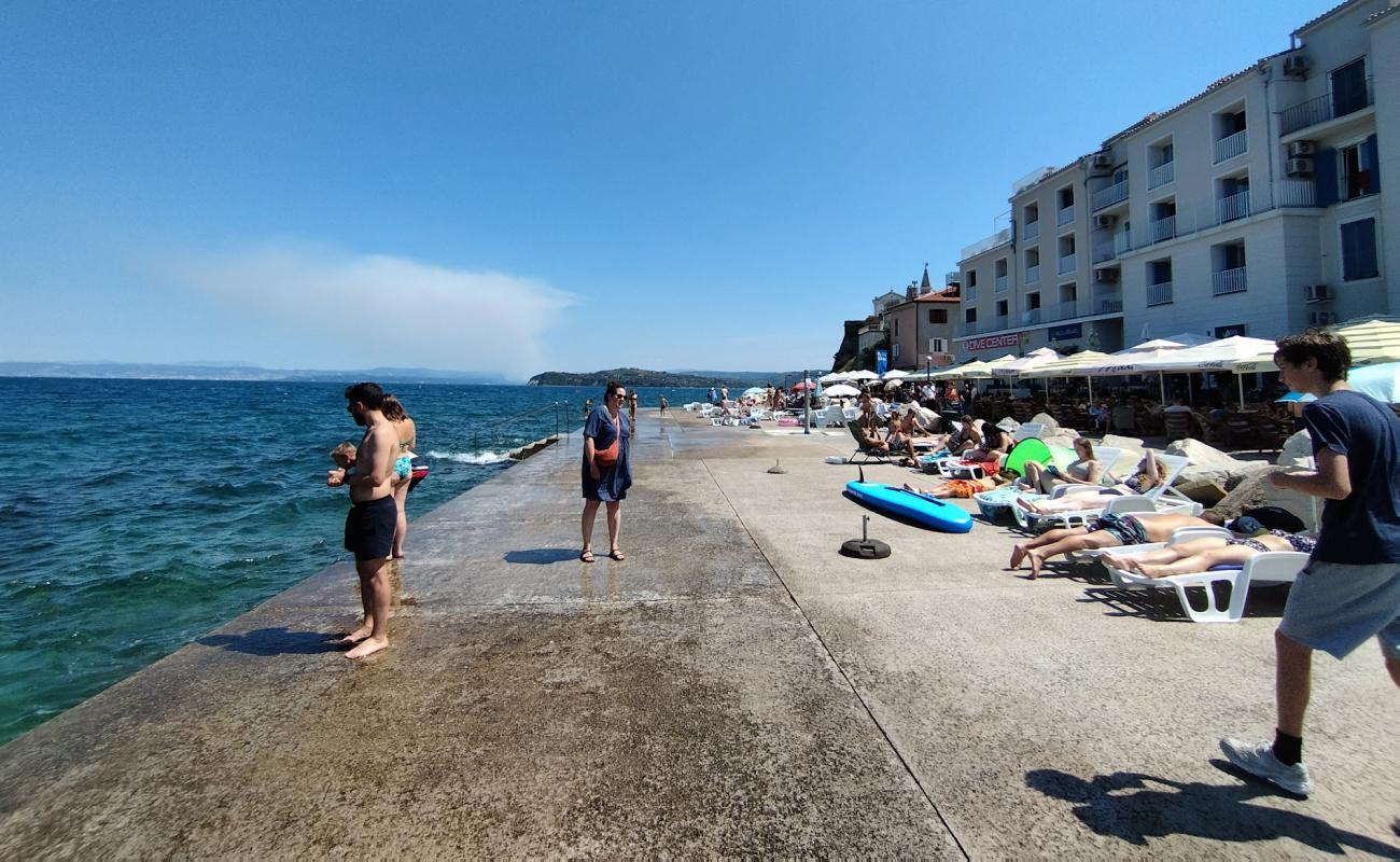 Photo de Plaza Piran avec surface béton pavée de surface