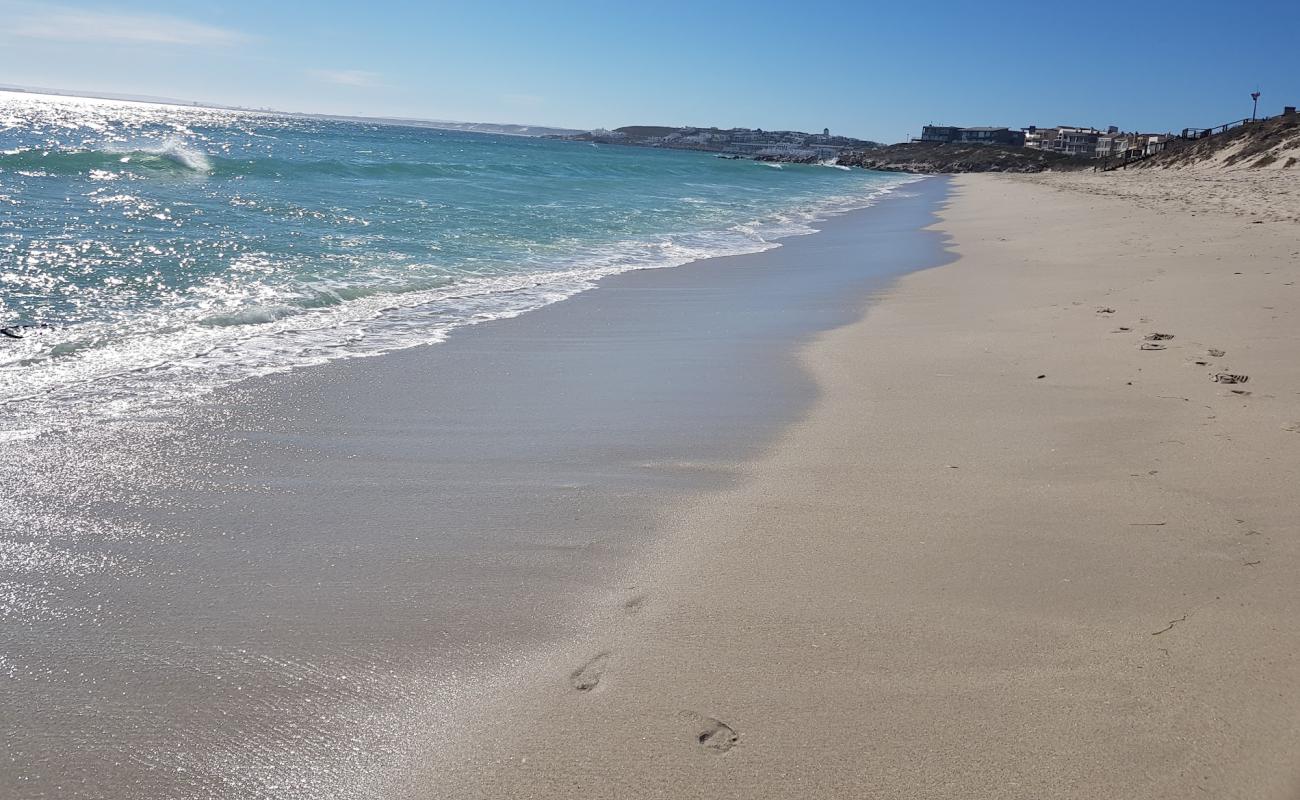 Photo de Calypso beach avec sable fin et lumineux de surface