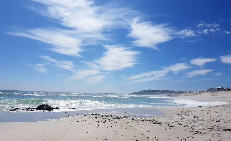 Photo de Yzerfontein beach avec sable lumineux de surface