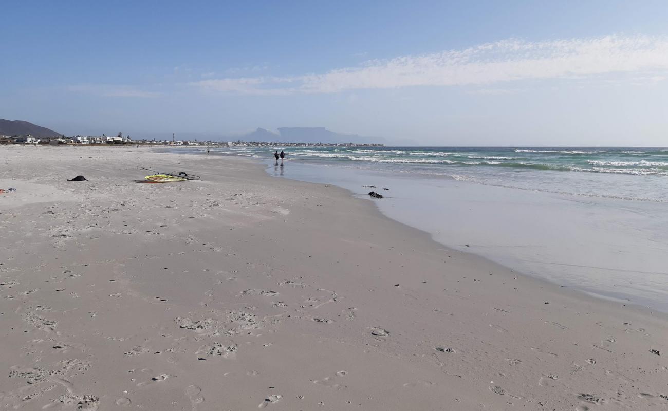 Photo de Van Riebeeckstrand avec sable lumineux de surface