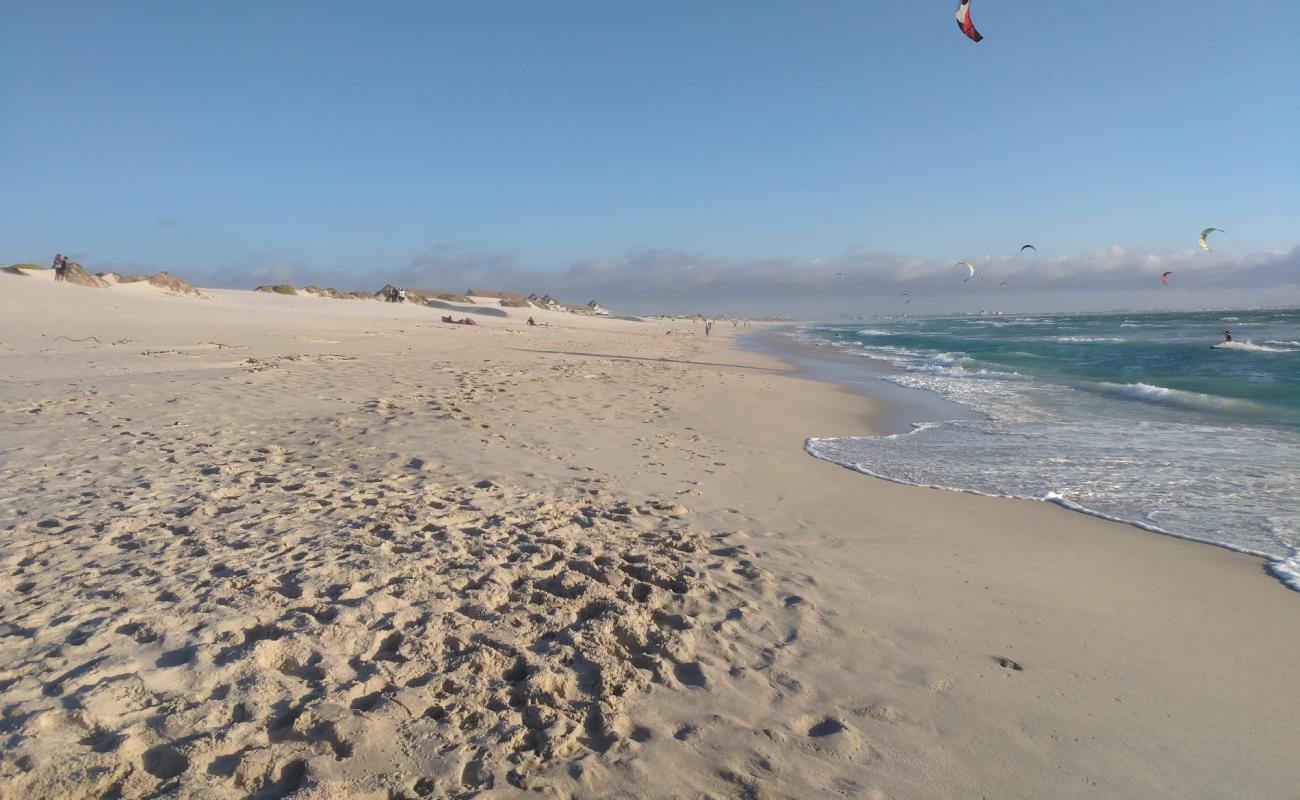 Photo de Bloubergstrand beach avec sable fin et lumineux de surface