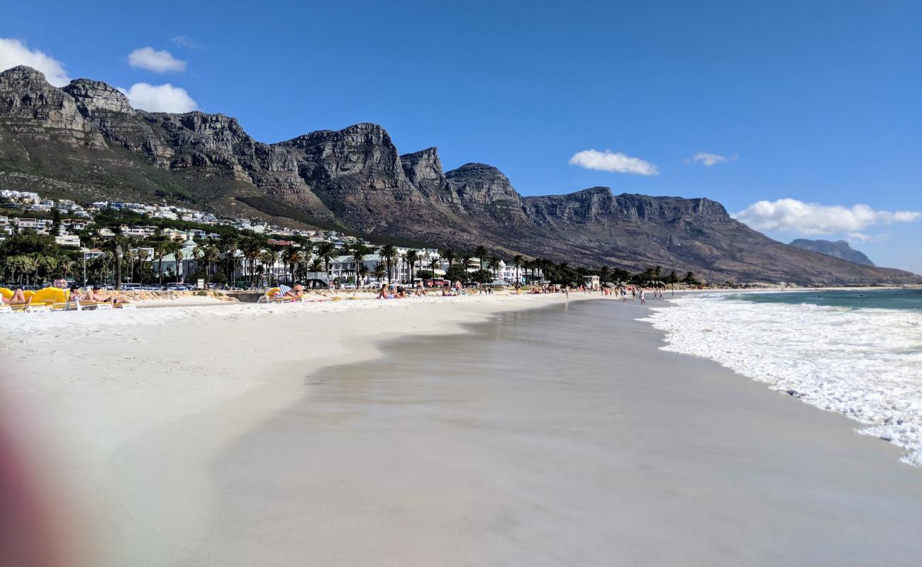 Photo de Camps Bay beach avec sable fin et lumineux de surface