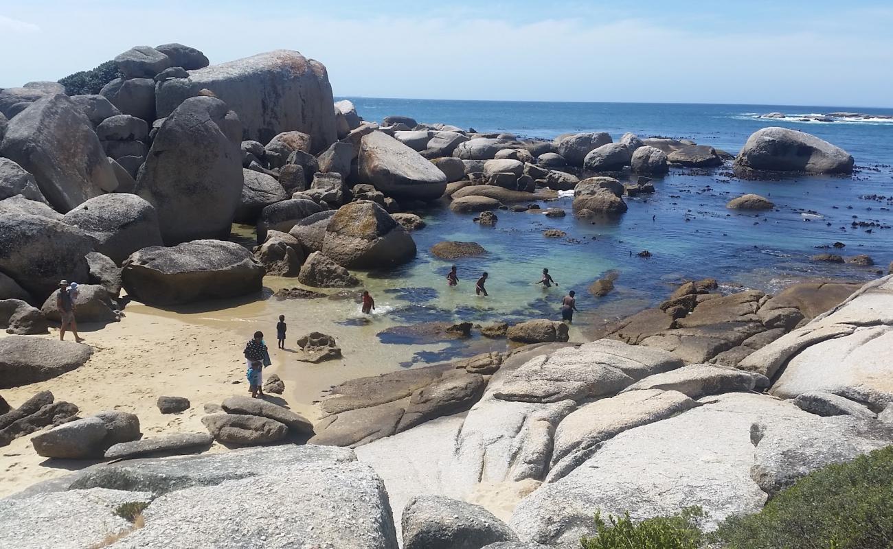 Photo de Oudekraal beach avec sable lumineux de surface