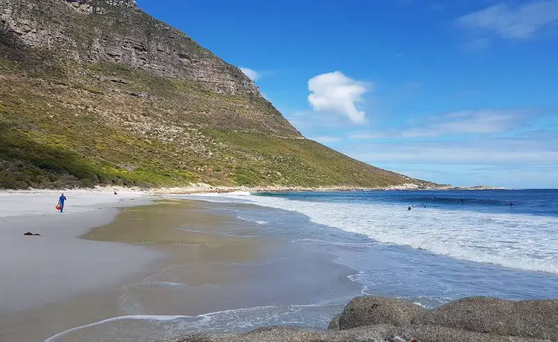 Photo de Sandy Bay beach avec sable fin et lumineux de surface