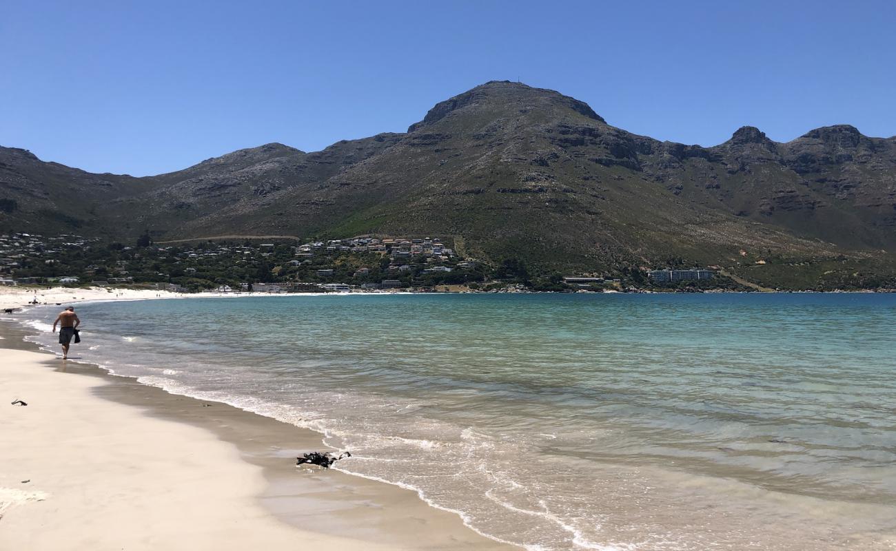 Photo de Hout Bay beach avec sable lumineux de surface