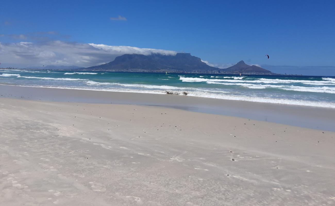 Photo de Bloubergstrand avec sable fin et lumineux de surface