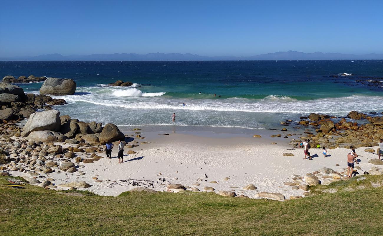 Photo de Fisherman's beach avec sable fin et lumineux de surface