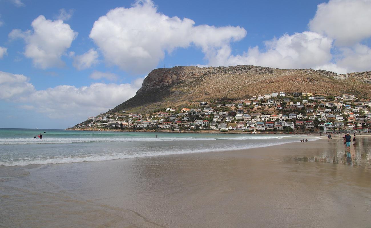 Photo de Fish Hoek beach avec sable fin et lumineux de surface