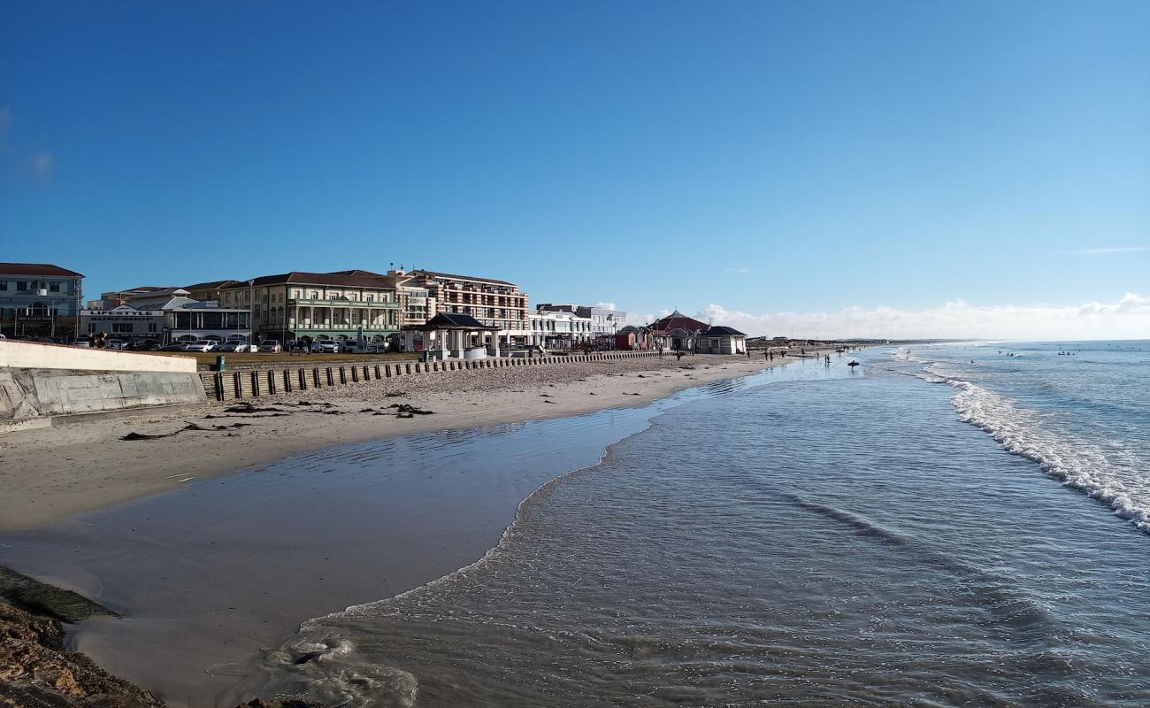 Photo de Muizenberg beach avec sable lumineux de surface