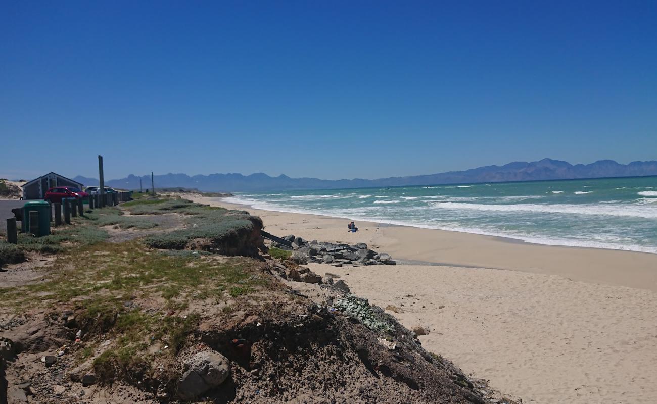Photo de Mnandi beach avec sable beige fin de surface