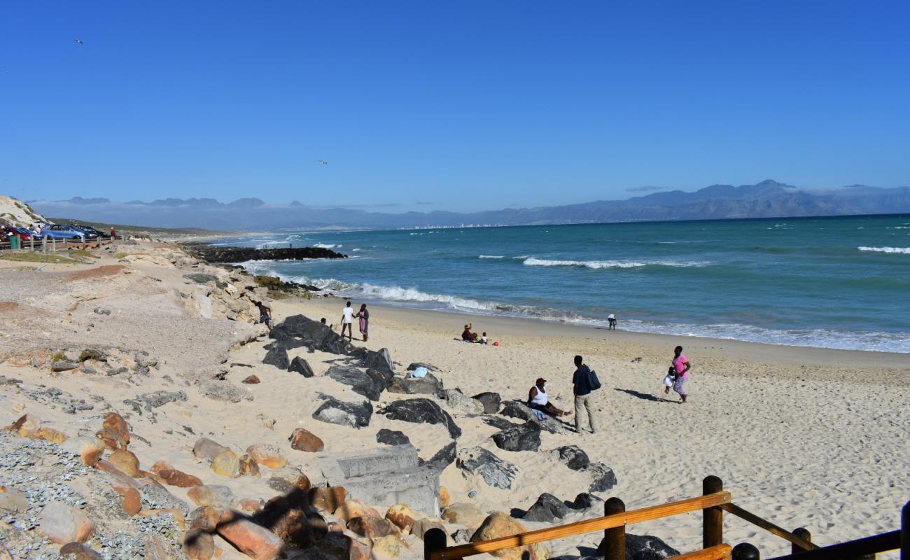 Photo de Monwabisi beach avec sable beige de surface