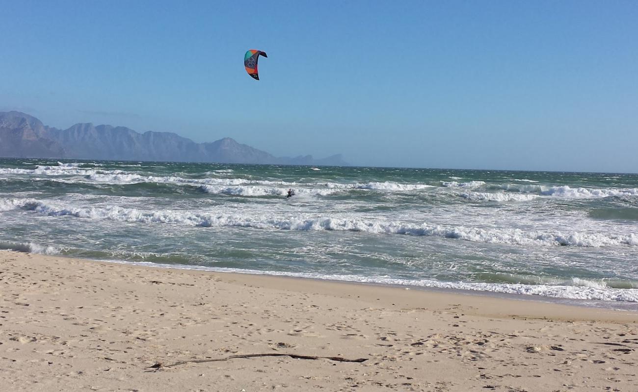 Photo de Macassar beach avec sable beige fin de surface