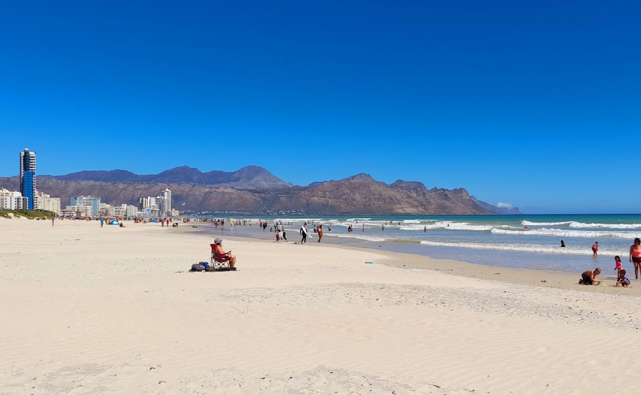 Photo de Strand beach avec sable fin et lumineux de surface