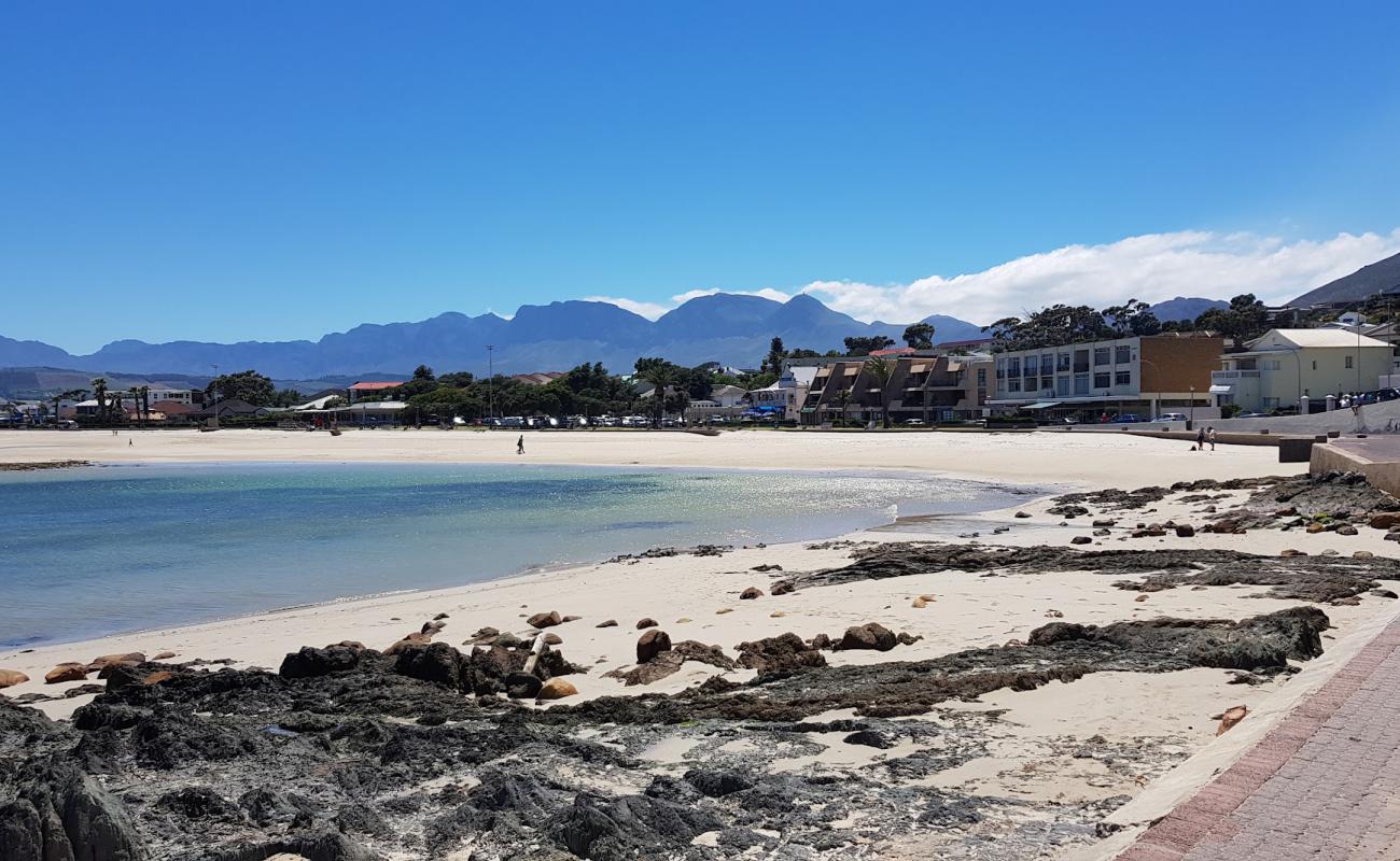 Photo de Gordon's Bay beach avec sable lumineux de surface