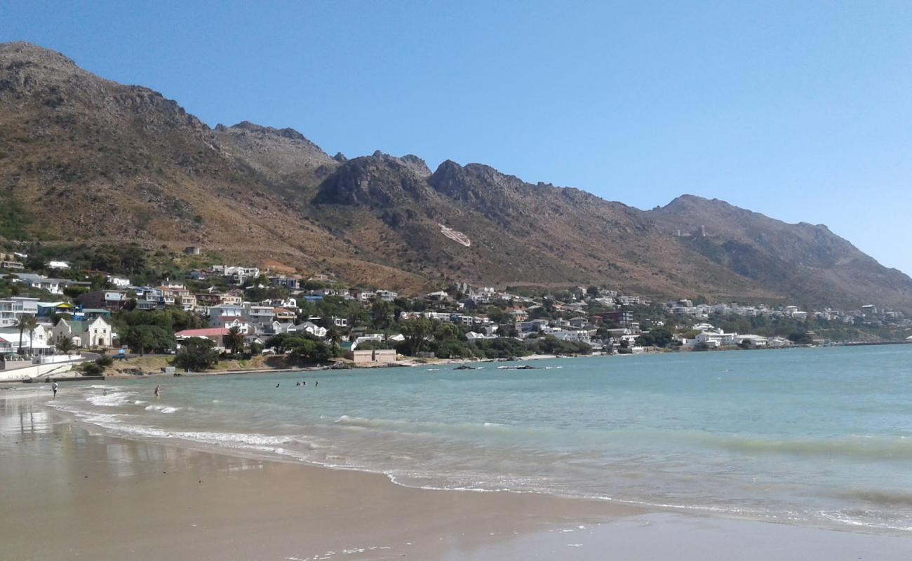 Photo de Bikini beach avec sable lumineux de surface