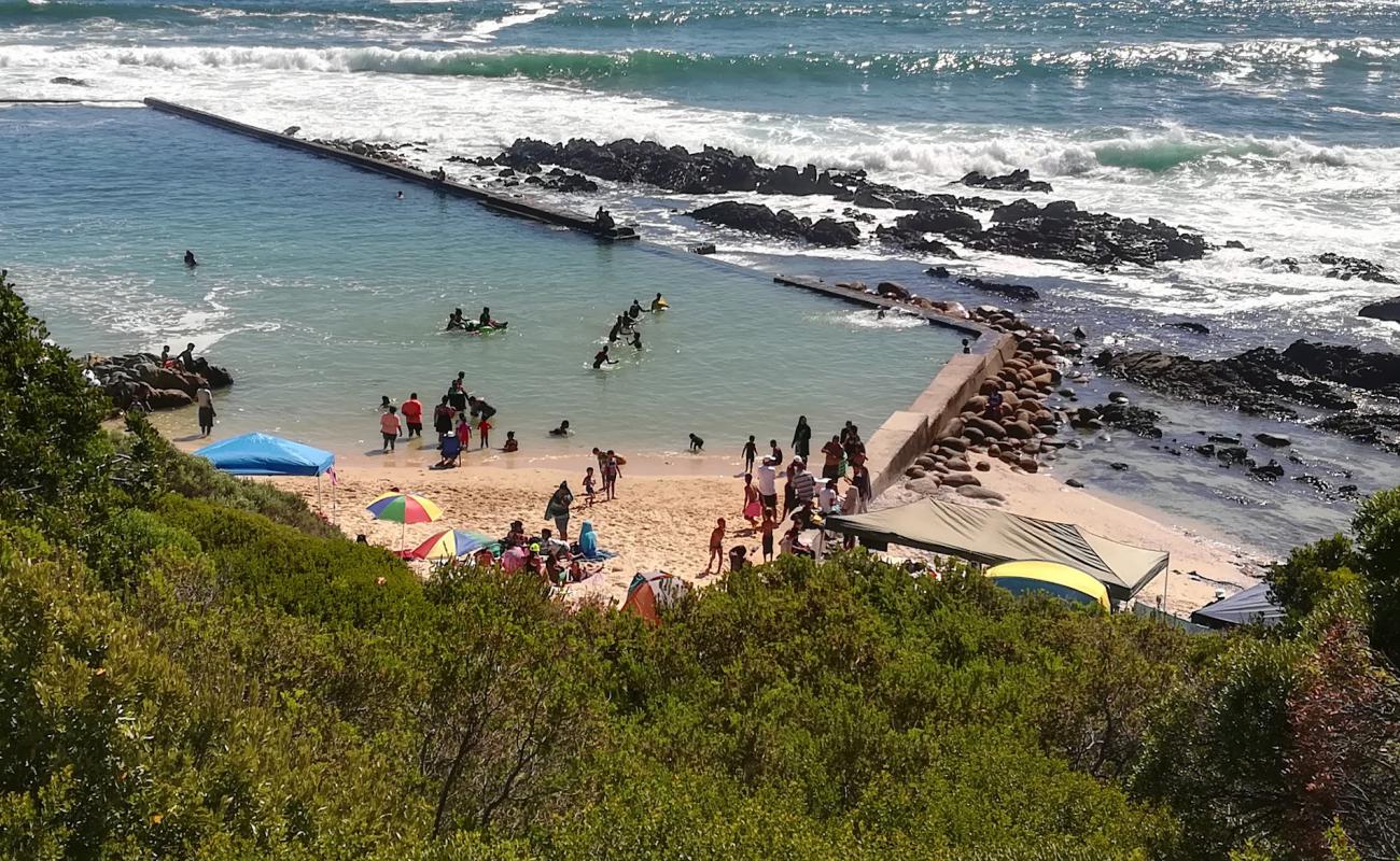 Photo de Sparks Bay Tidal Pool avec sable brillant et rochers de surface