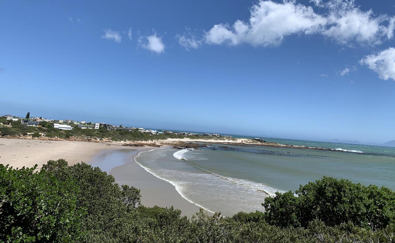 Photo de Rooi-Els beach avec sable fin et lumineux de surface