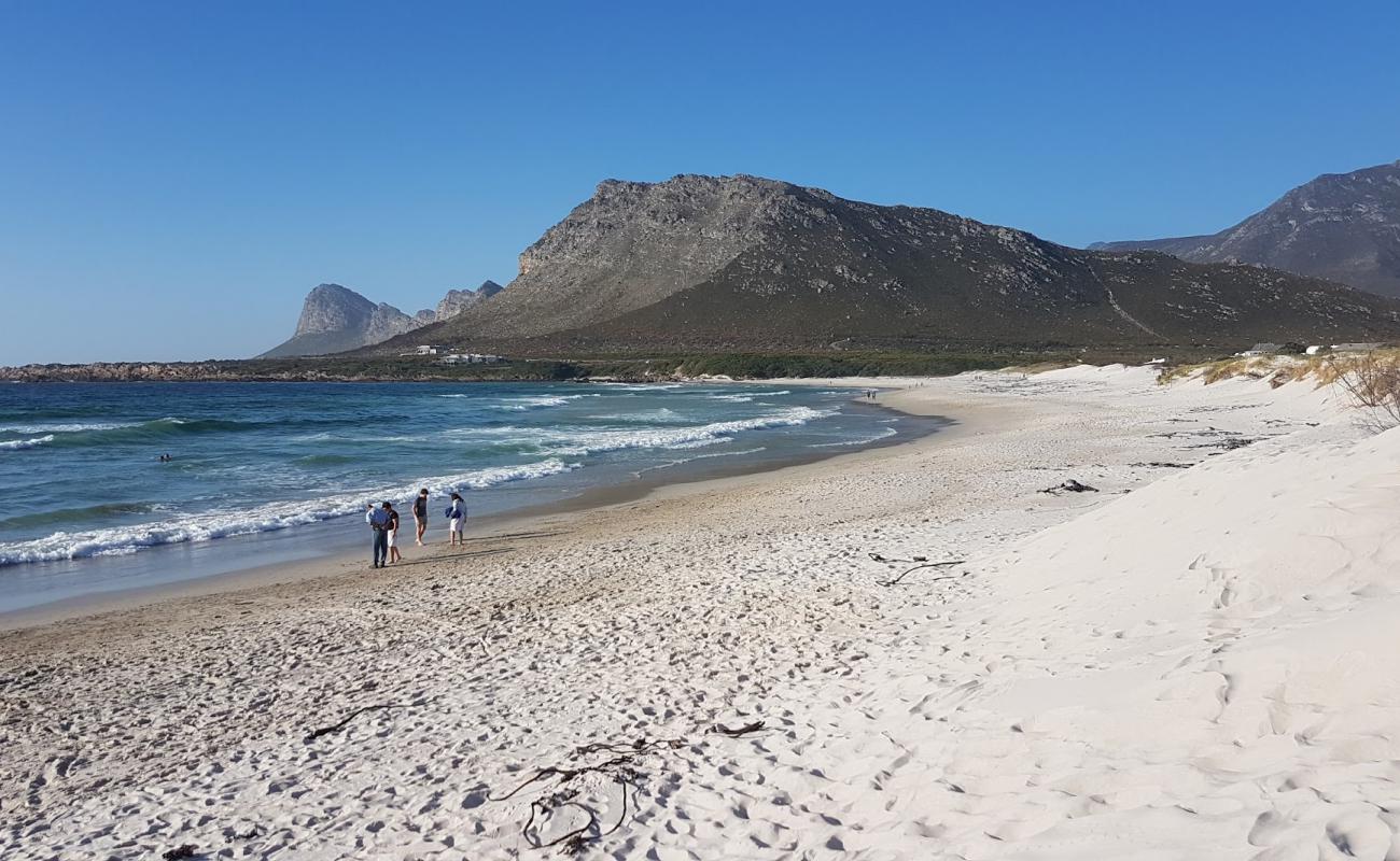 Photo de Pringle Bay beach avec sable fin et lumineux de surface