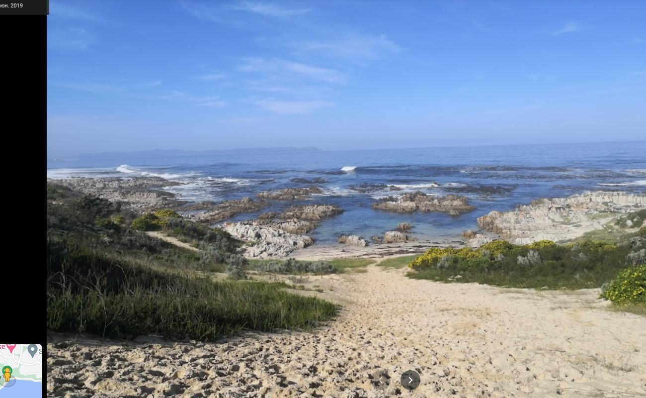 Photo de Breakfast Bay beach avec sable brillant et rochers de surface