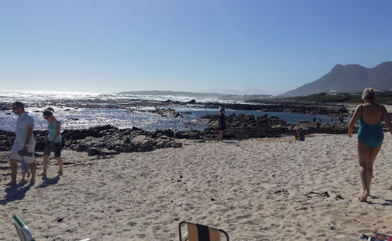 Photo de Sandbaai beach avec sable brillant et rochers de surface