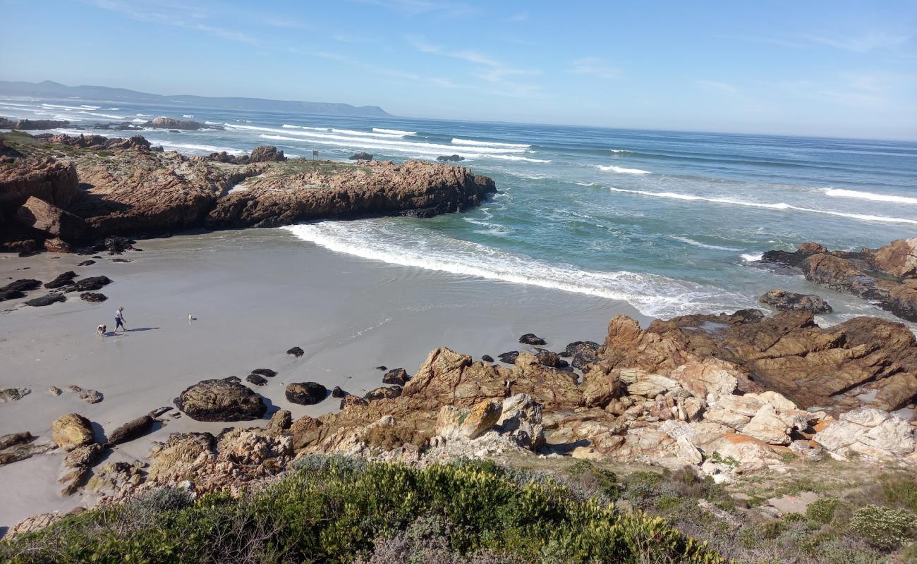 Photo de Langbaai beach avec sable fin et lumineux de surface