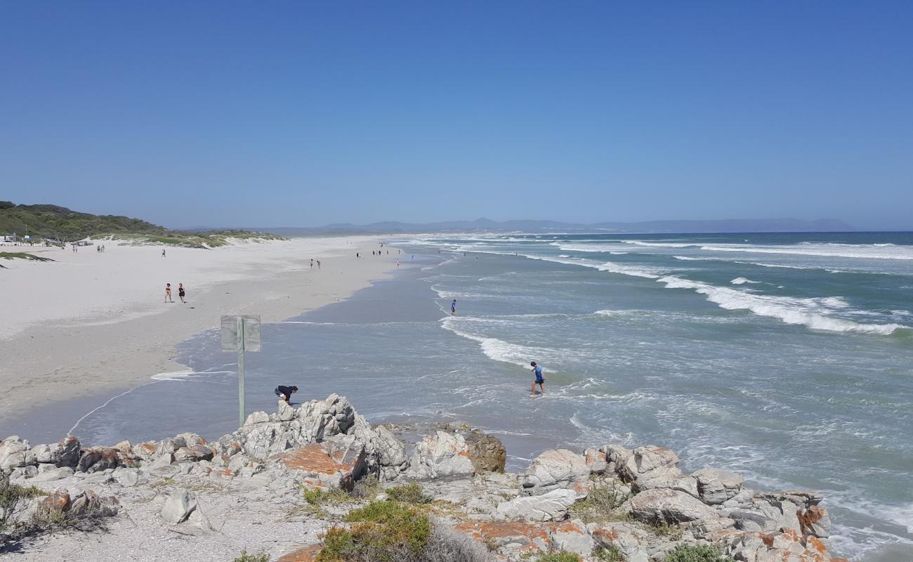 Photo de Grotto beach avec sable fin et lumineux de surface