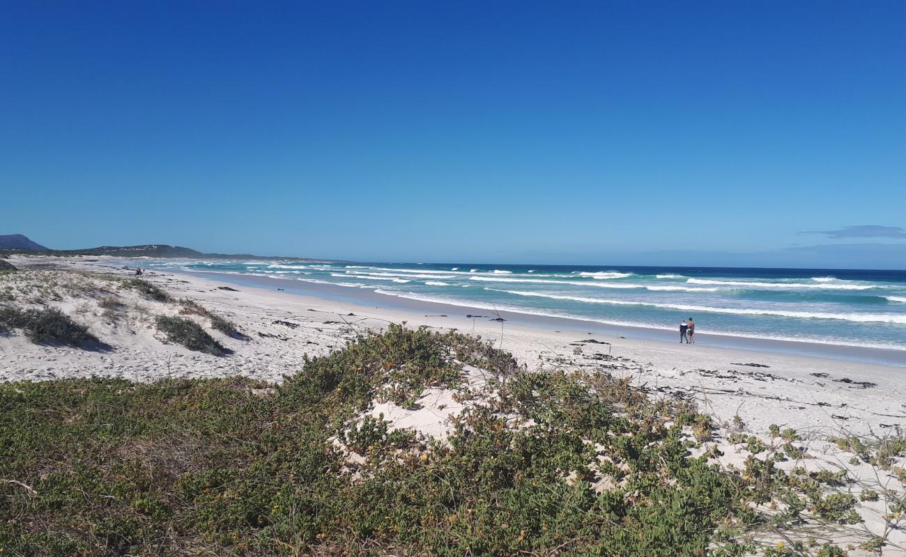 Photo de Pearly beach avec sable fin et lumineux de surface