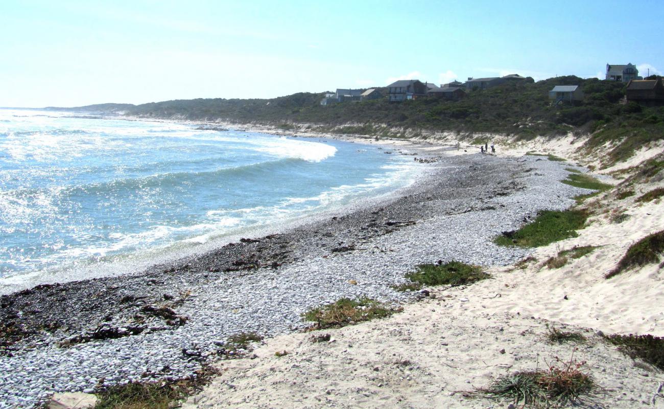 Photo de Pebble beach avec sable gris avec caillou de surface