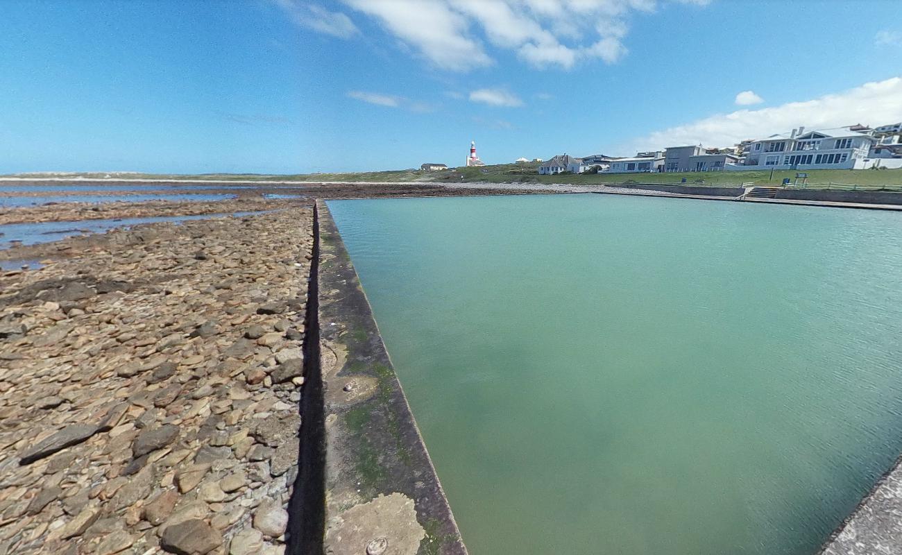 Photo de L'Agulhas tidal pool avec l'eau turquoise de surface